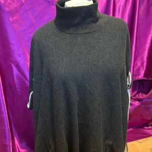 Robert Kitchen
Gray poncho with pockets snd shoulder straps
Size m